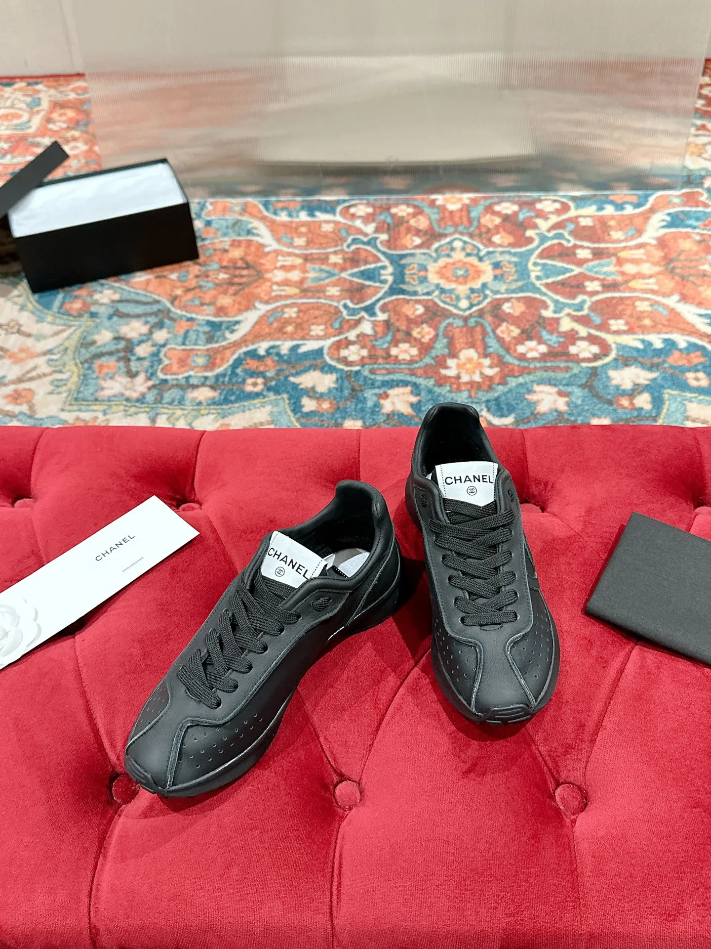 👟👟Ex-factory price 600👟👟 CHANEL Chanel classic sneakers, super internet celebrity series! There are so many Internet celebrities on their feet, and the counter is super popular〰️〰️ The world of Chanel has always been a dream for girls, the simple partition design is a super interpretation of multiple texture effects, the most eye-catching LOGO double C is also my favorite, no matter how you match it on your feet, the effect is completely amazing✔✔✔I must recommend you to buy this one⚡️⚡️Bangladesh environmentally friendly leather upper, original private model TPU outsole The color details are all compared 🆚 at the counter! Perfect presentation with zero color difference ❥ ❥ Every detail is beyond the genuine level! There is no pressure in and out of the counter☑️Number of yards: 35-40